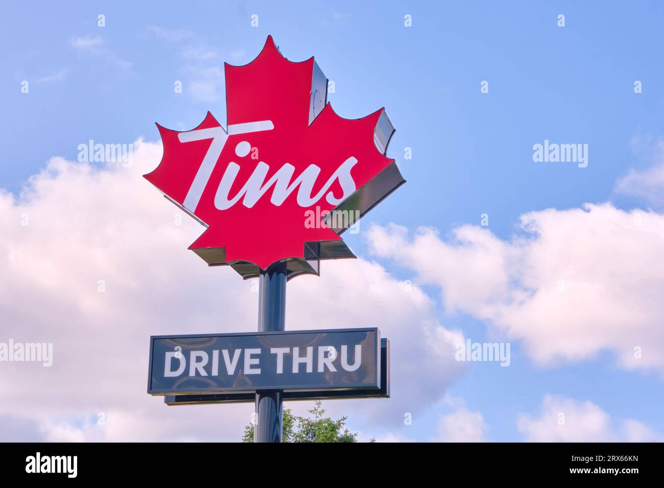 Die neueste Version des Tim Hortons-Schilds wurde vor einem blauen Himmel fotografiert. Stockfoto