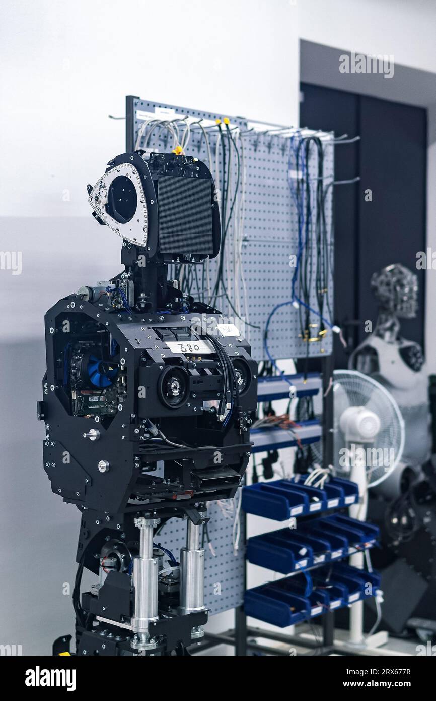 Perm, Russland - 13. Juli 2023: Halbmontierter humanoider Roboter im Montageprozess in der Werkstatt Stockfoto