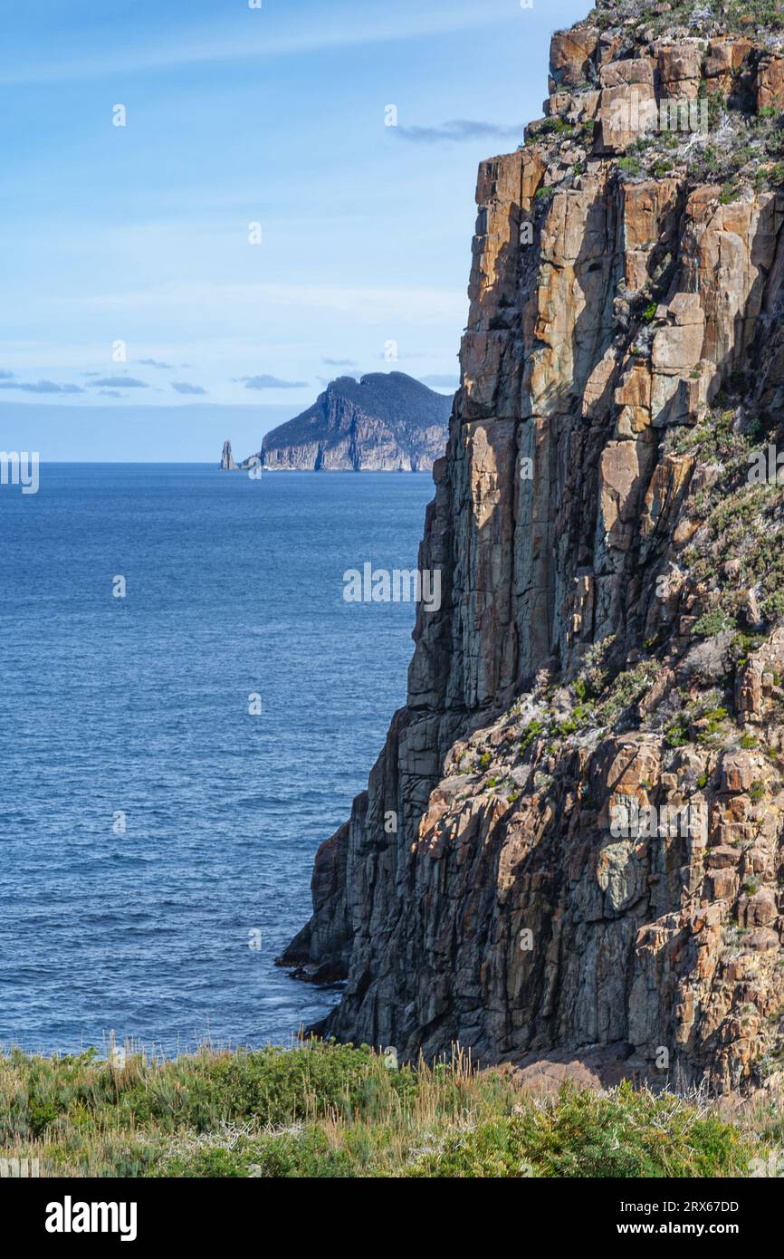Wandern entlang der atemberaubenden Klippen auf dem Cape Hauy Track, Tasmanien, Australien Stockfoto