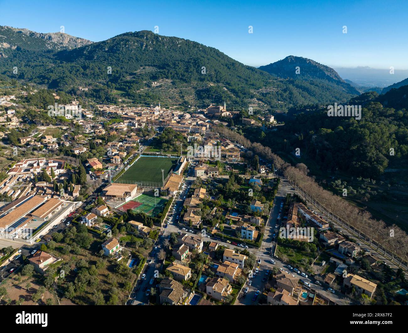 Spanien, Balearen, Valldemossa, Luftaufnahme des Dorfes auf Mallorca Stockfoto