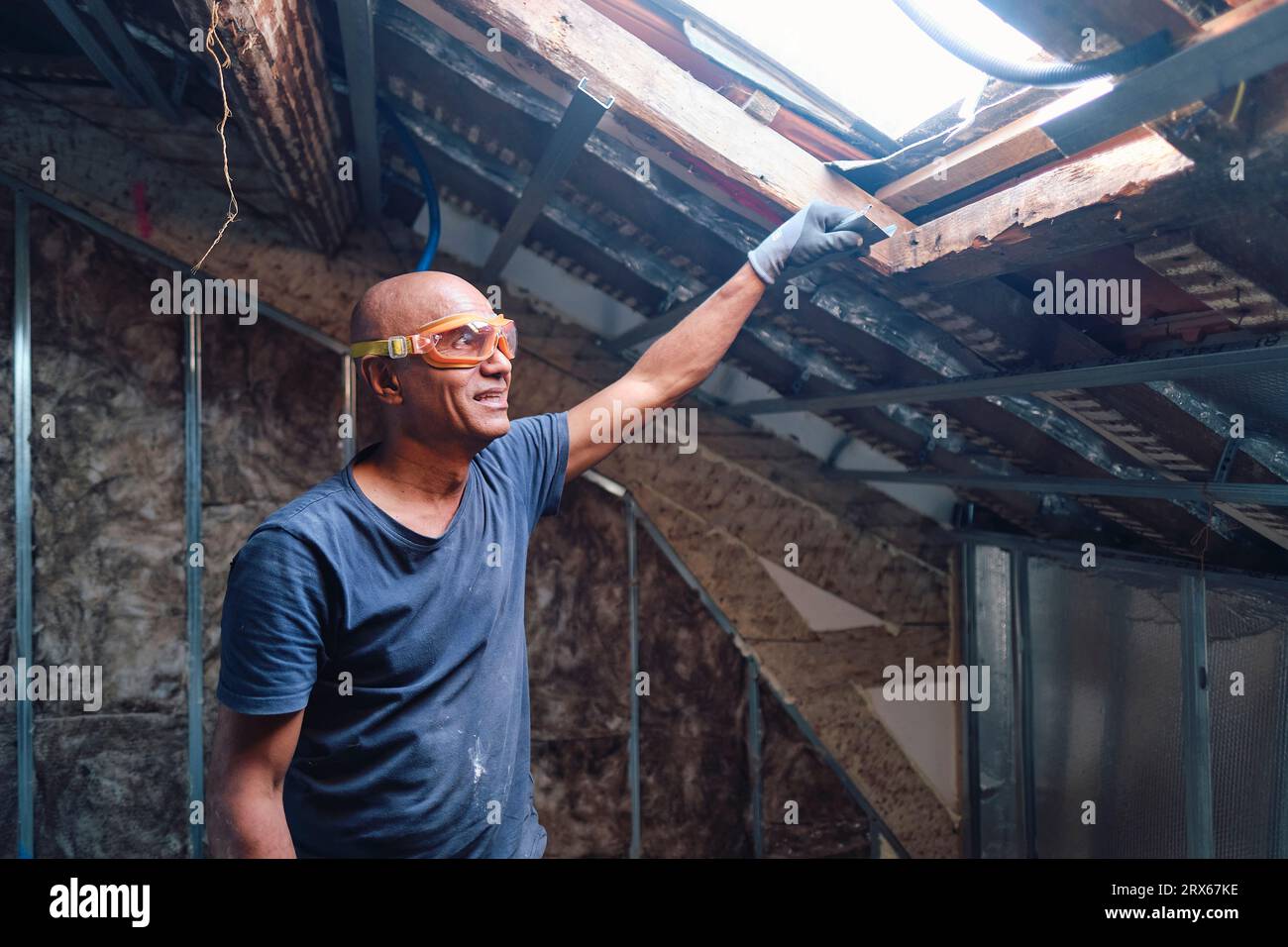Glücklicher Bauarbeiter mit Schutzbrille Stockfoto