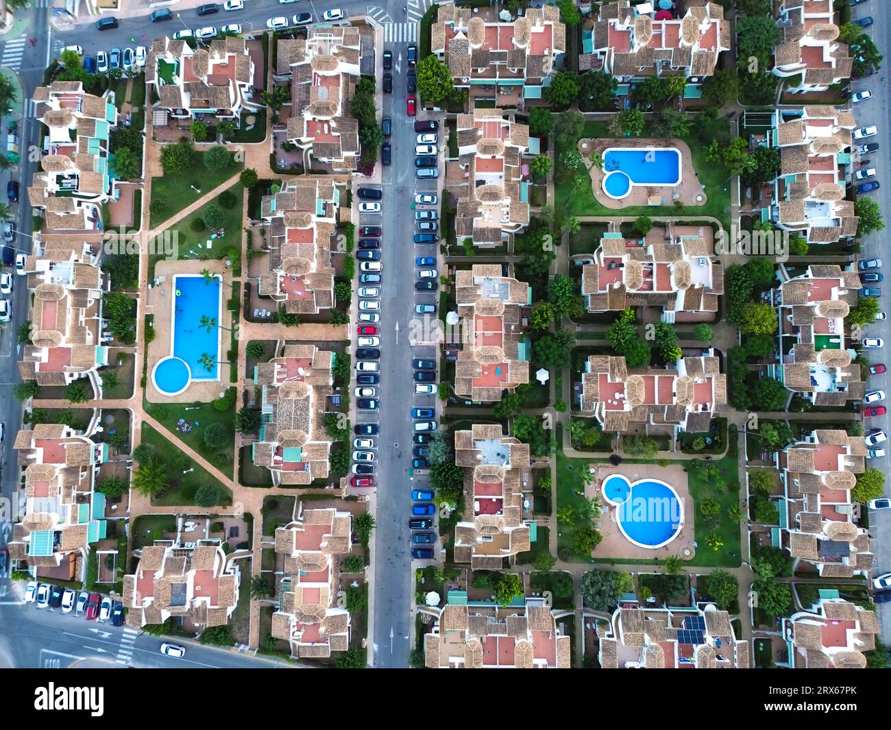 Spanien, Valencianische Gemeinschaft, MIL Palmeras, Luftblick auf Villen rund um drei Swimmingpools Stockfoto