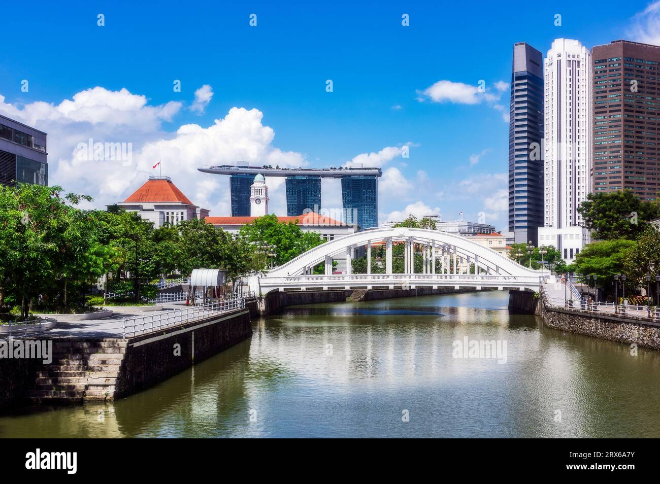 Singapur, Singapur City, Elgin Bridge mit Marina Bay Sands im Hintergrund Stockfoto