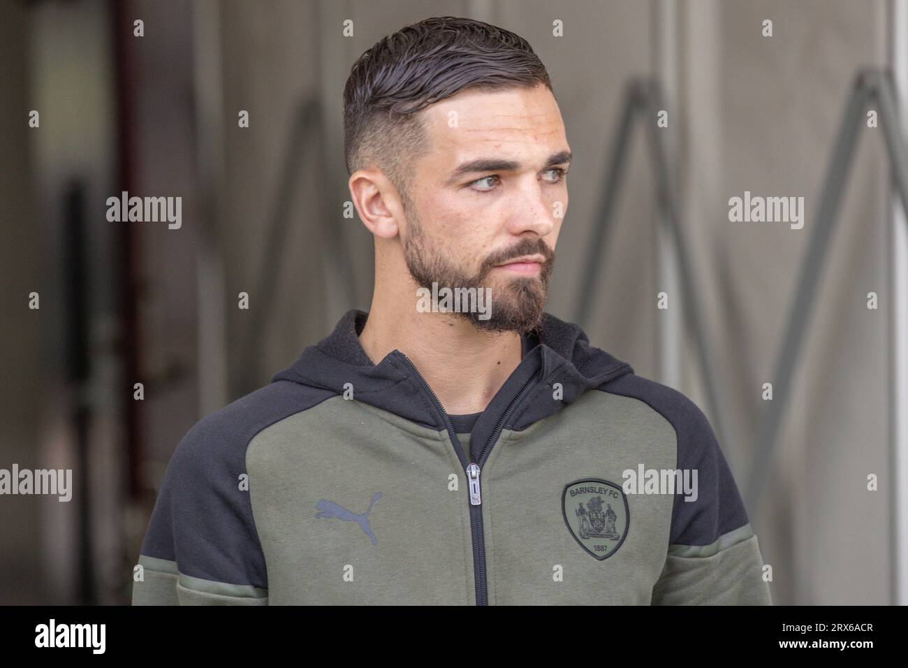 Adam Phillips #30 von Barnsley kommt während des Sky Bet League 1 Matches Northampton Town vs Barnsley im Sixfields Stadium, Northampton, Großbritannien, 23. September 2023 (Foto: Alfie Cosgrove/News Images) Stockfoto