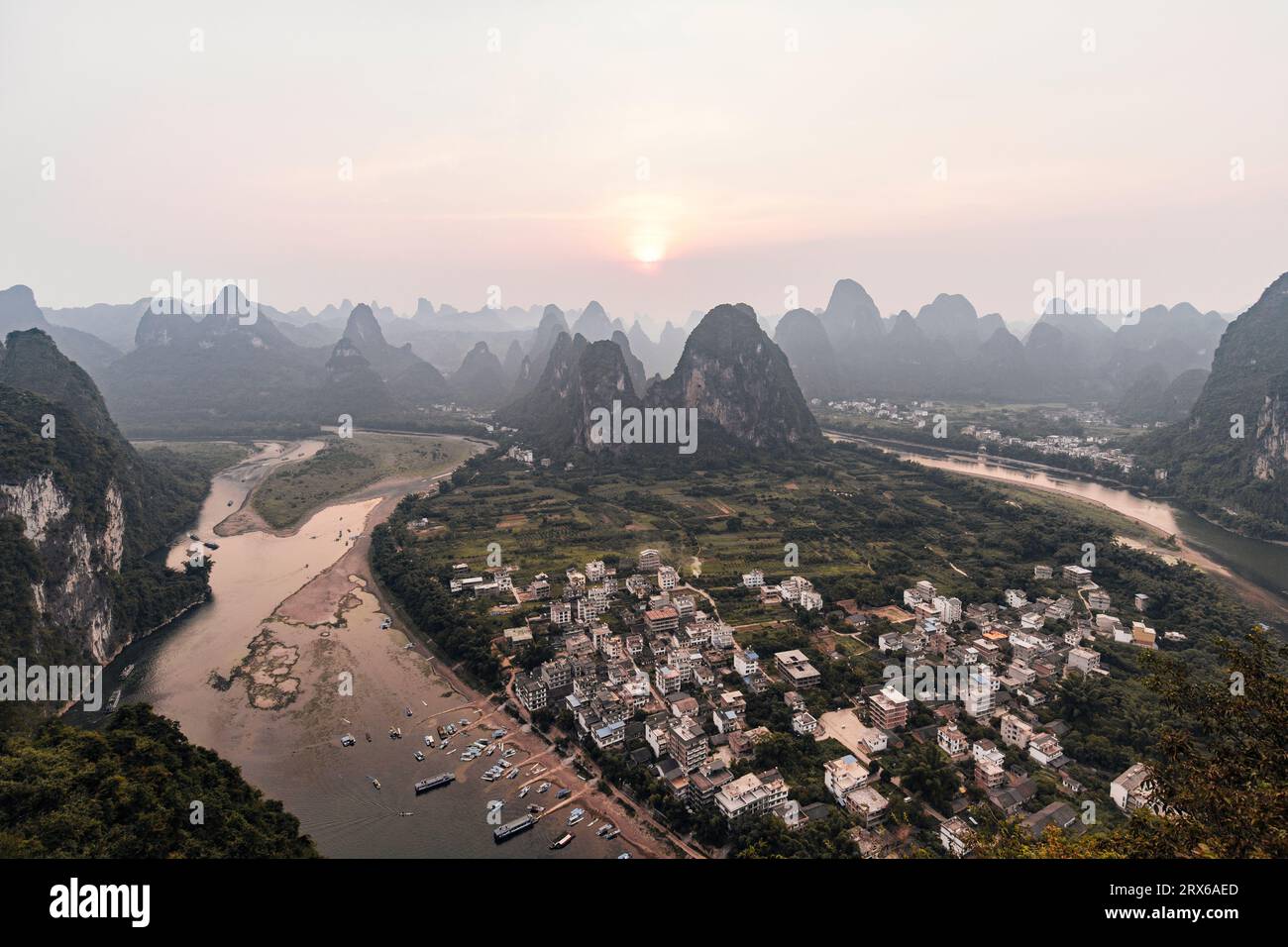 Stadt Xingping mit Bergen in Guilin, China Stockfoto