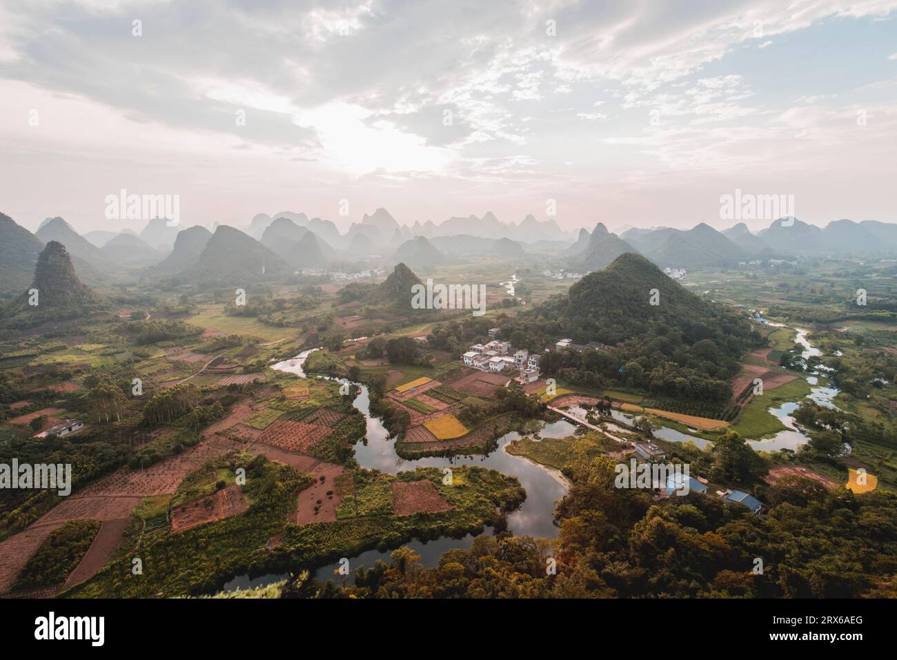 Stadt Xingping mit Bergen bei Sonnenuntergang, Guilin, China Stockfoto