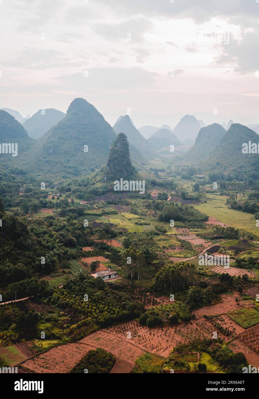 Berge unter bewölktem Himmel bei Sonnenuntergang, Guilin, China Stockfoto