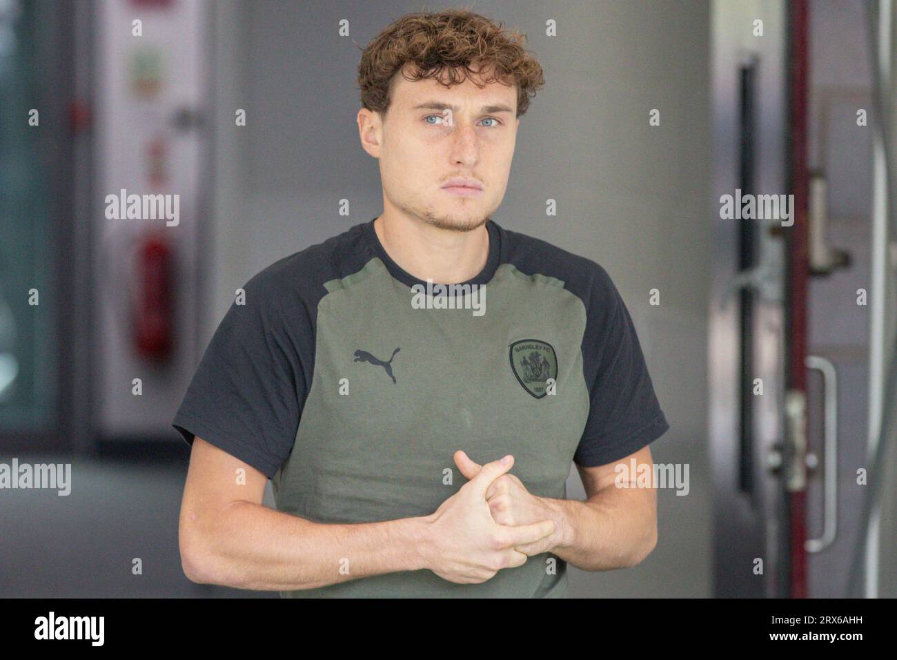 Callum Styles #20 von Barnsley kommt während des Sky Bet League 1 Matches Northampton Town vs Barnsley im Sixfields Stadium, Northampton, Großbritannien, 23. September 2023 (Foto: Alfie Cosgrove/News Images) Stockfoto