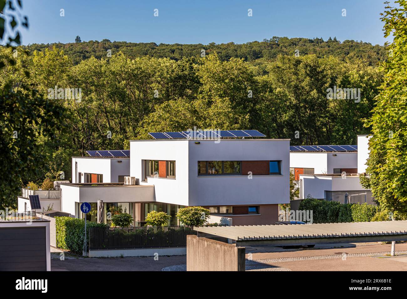 Deutschland, Baden-Württemberg, Esslingen, moderne Vorstadthäuser mit bewaldetem Hügel im Hintergrund Stockfoto Deutschland, Baden-Württemberg, Esslingen, moderne Vorstadthäuser mit bewaldetem Hügel im Hintergrund Stockfoto