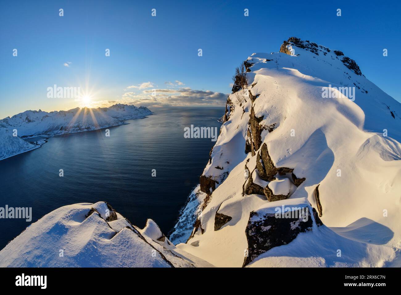 Norwegen, Troms og Finnmark, Sonnenuntergang über dem Fjord vom Gipfel Hesten aus gesehen Stockfoto