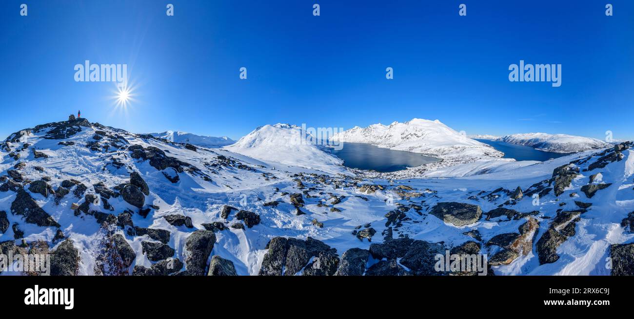 Norwegen, Troms og Finnmark, Panoramablick auf Nattmalsfjellet mit Ersfjord und Grotfjord im Hintergrund Stockfoto