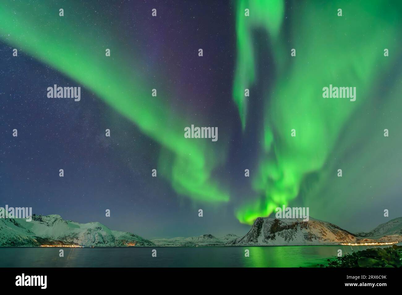 Norwegen, Troms og Finnmark, Grüne Nordlichter über Grotfjord Stockfoto