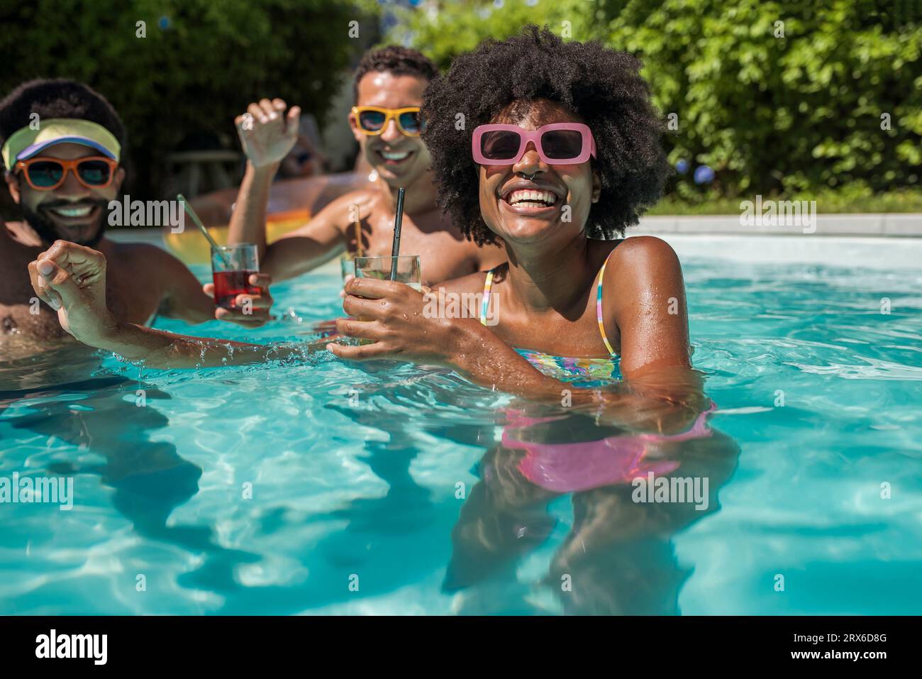Fröhliche Freunde genießen Poolparty im Resort Stockfoto