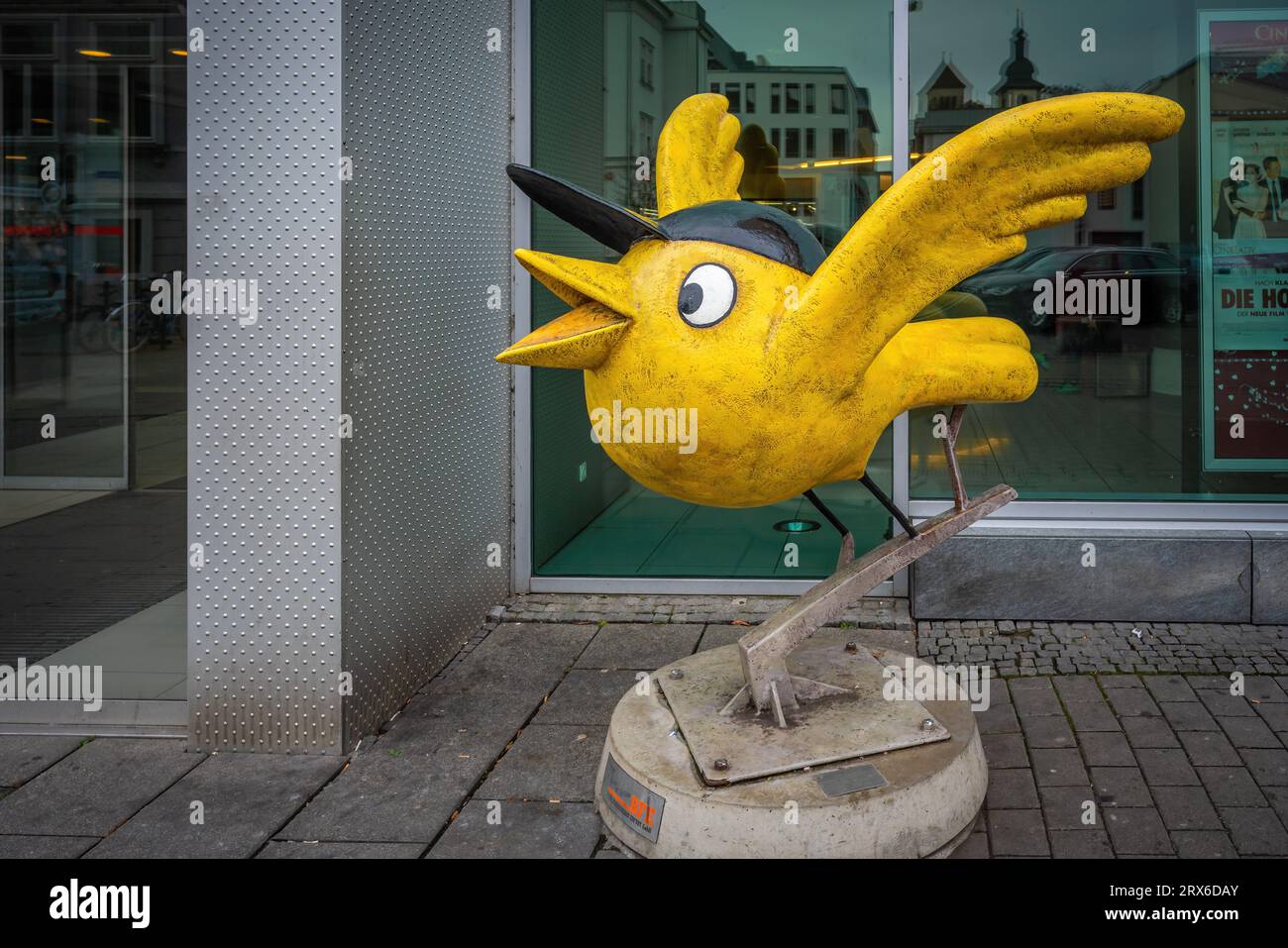 Goldener Spatz - KiKa-Figur Skulptur - Erfurt, Deutschland Stockfoto