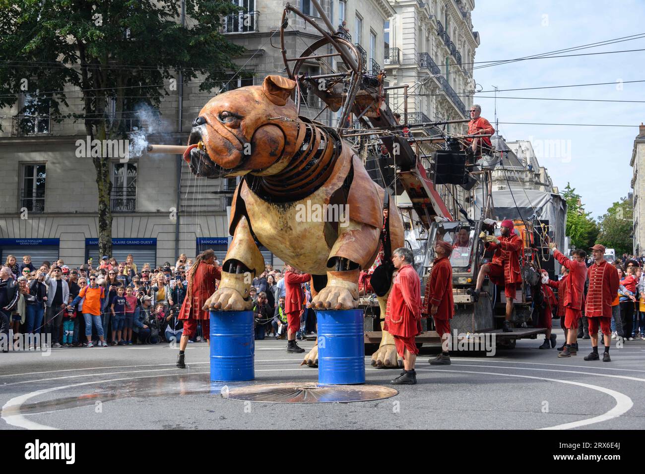 Nantes, Frankreich. September 2023. Die Royal de Luxe Truppe organisiert an diesem Wochenende eine Parade mit den beiden Hundeschlittenmaschinen XOLO und Bull Thing in Nantes, Frankreich, am 23. September 2023. Foto: Pierrick Villette/ABACAPRESS.COM Abaca Press/Alamy Live News Stockfoto