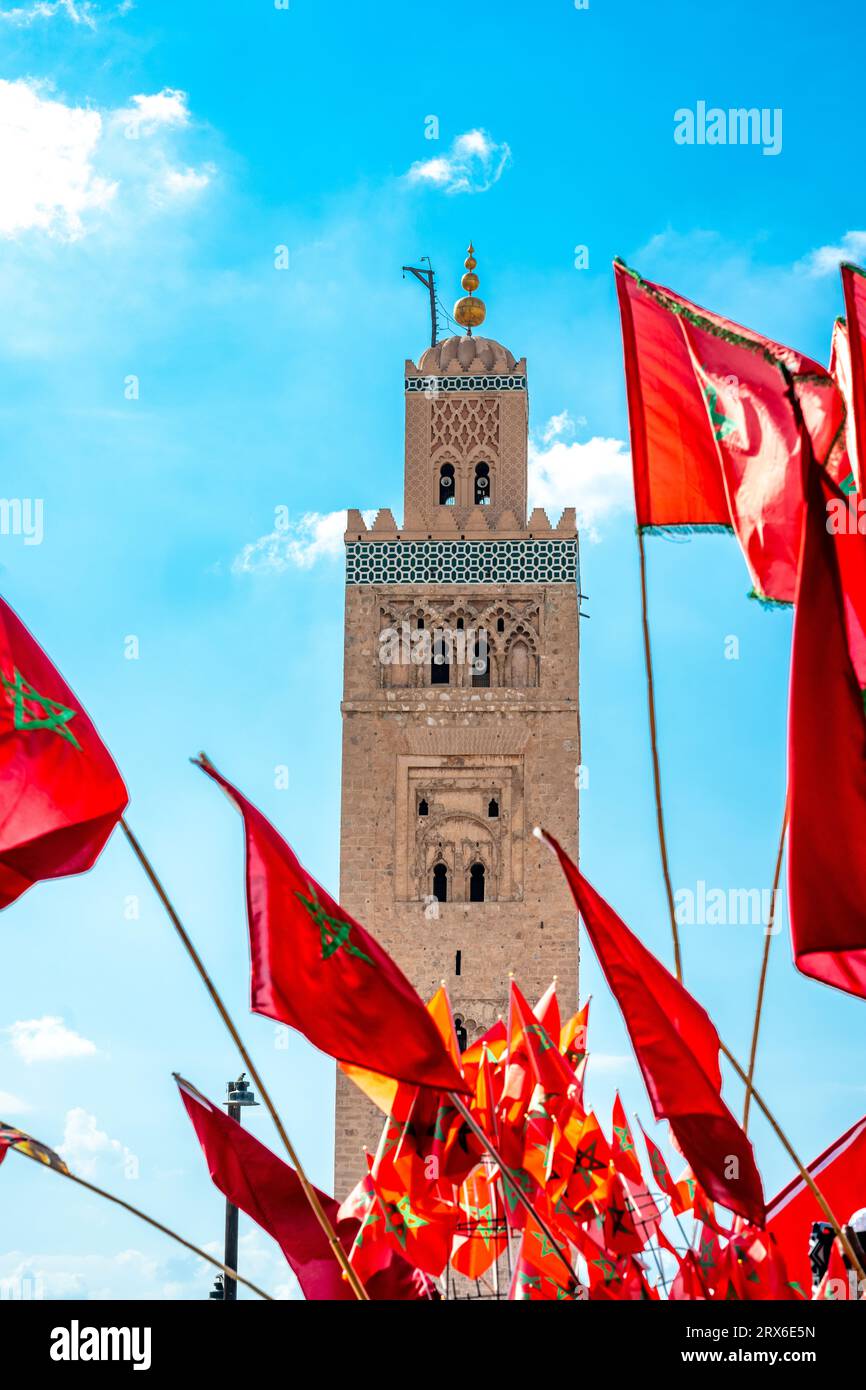 Marokko, Marrakesch-Safi, Marrakesch, marokkanische Flaggen vor der Kutubiyya-Moschee Stockfoto