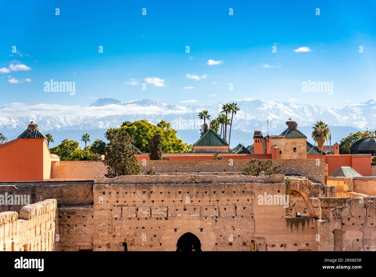 Marokko, Marrakesch-Safi, Marrakesch, Mauern des El Badi Palastes mit Bergen im Hintergrund Stockfoto