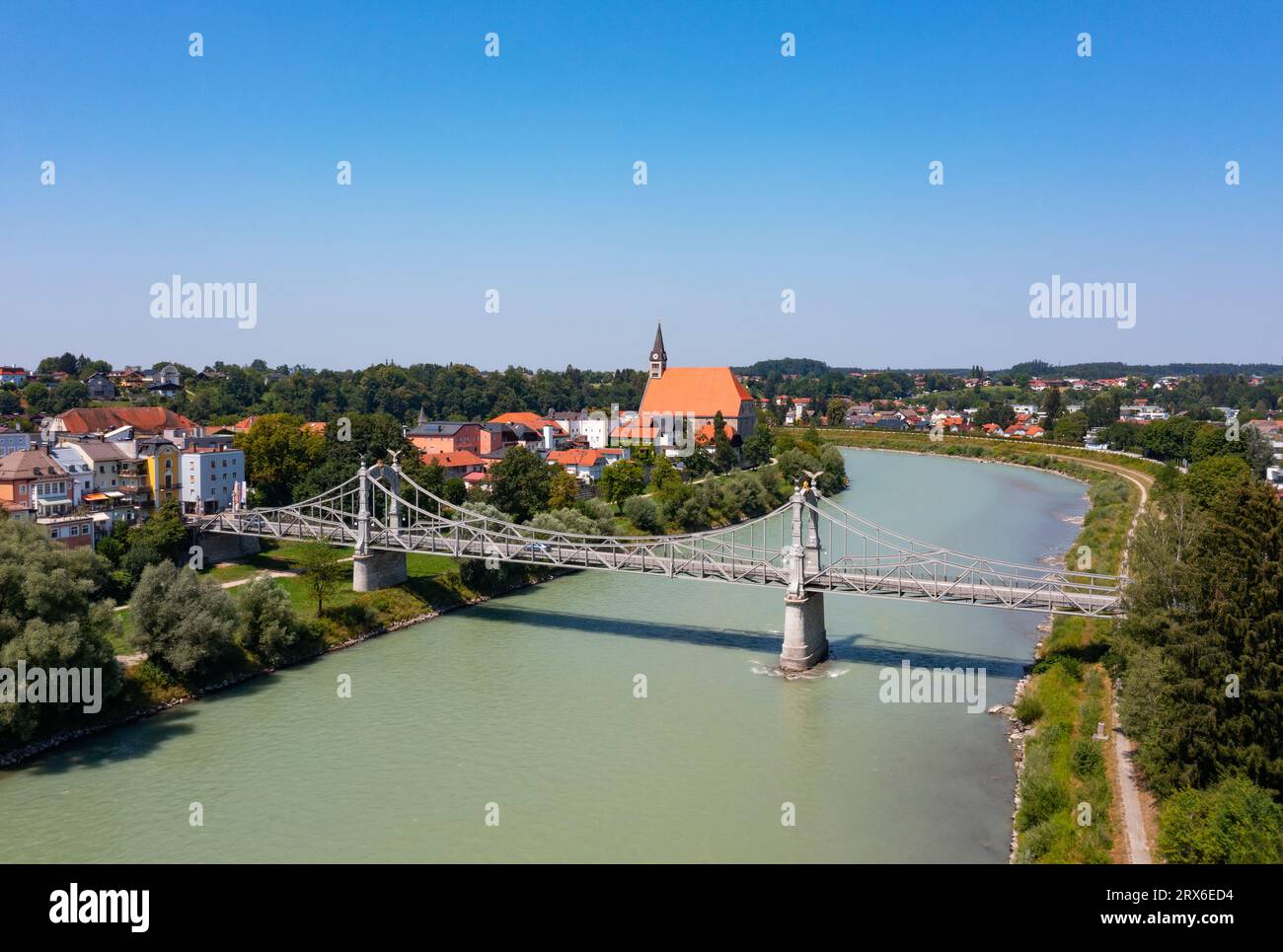 Deutschland, Bayern, Blick auf die Salzach und die Salzachbrücke, die Laufen und Oberndorf verbinden Stockfoto