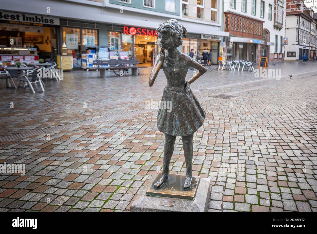 Die neugierige Mädchenstatue von Bernhard Kleinhans (die Neugierige) - Hameln, Deutschland Stockfoto