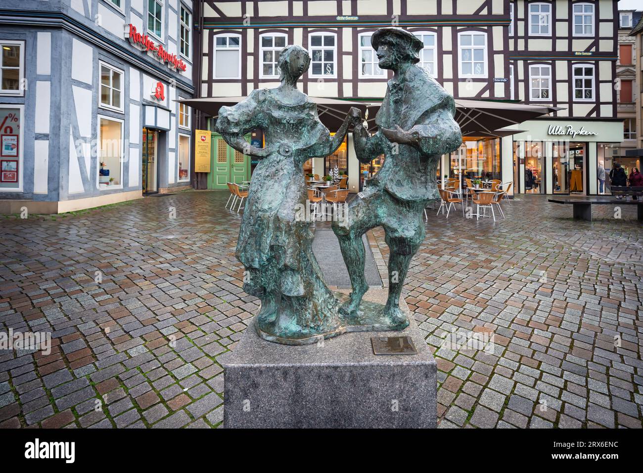 Tanzende Paarskulptur von Rudolf Breilmann (Tanzendes Paar) - Hameln, Deutschland Stockfoto