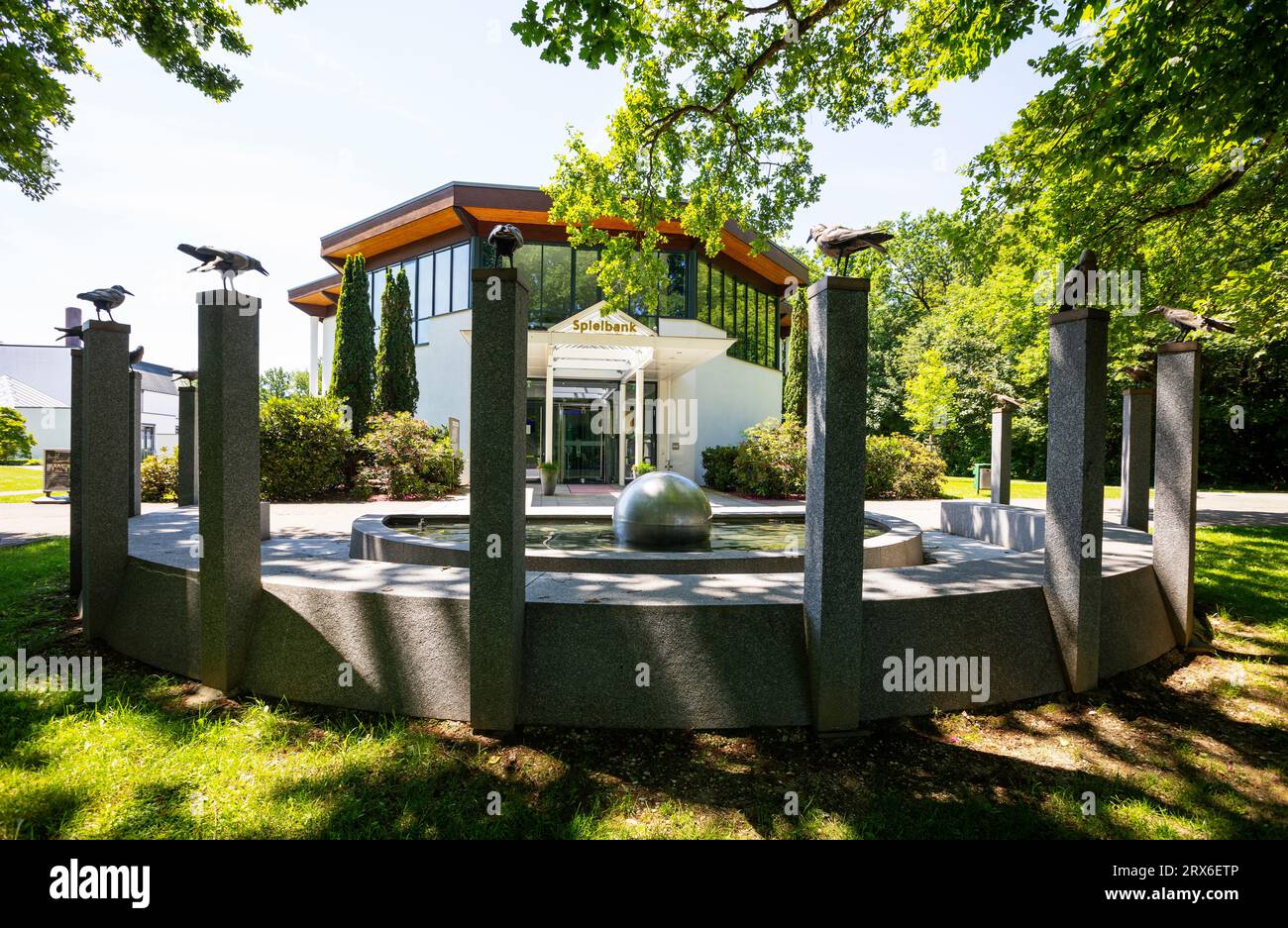 Deutschland, Bayern, Bad Fussing, Brunnen vor dem Casino Stockfoto
