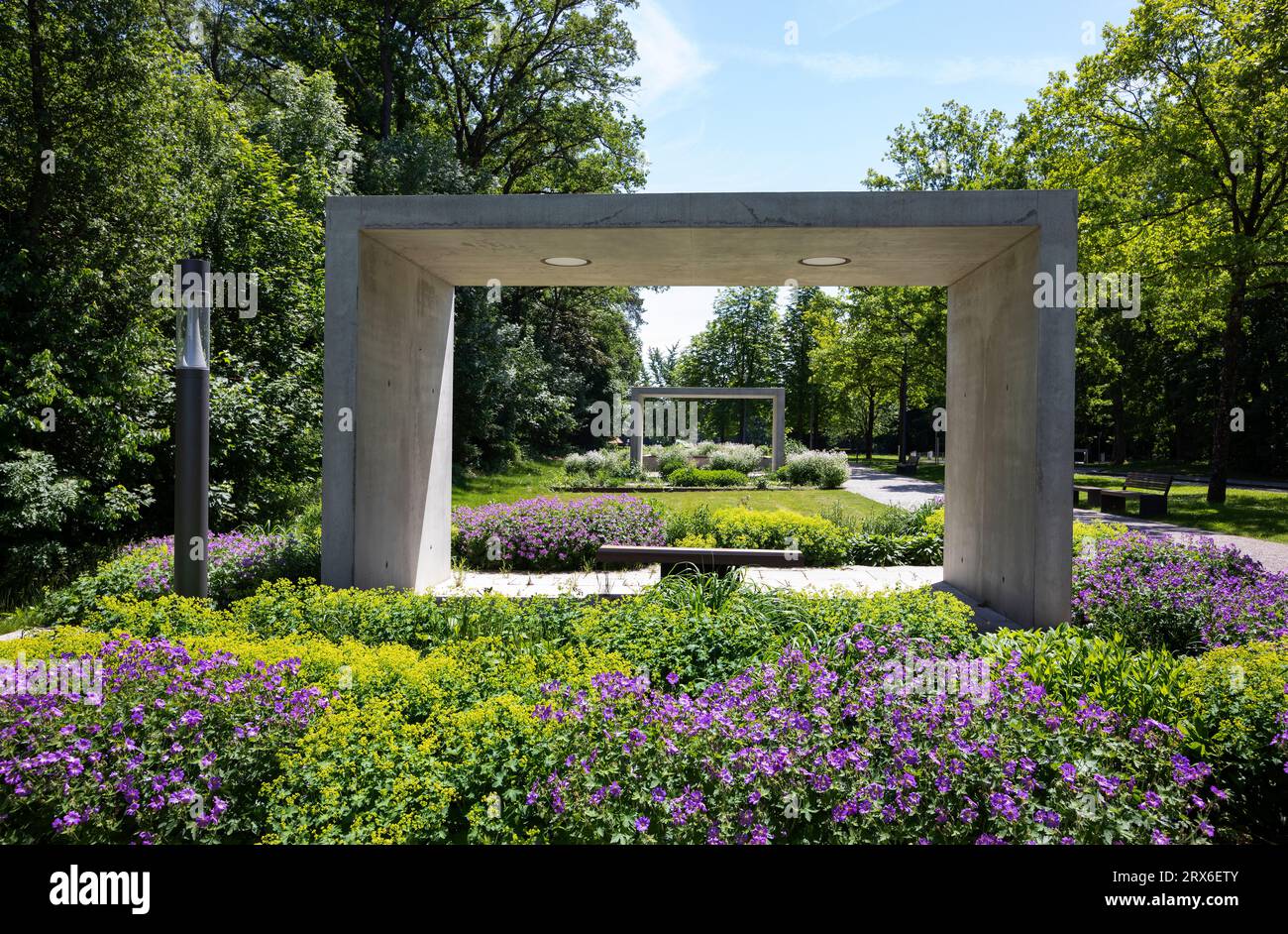 Deutschland, Bayern, Bad Fussing, Betondach im Kurpark Stockfoto