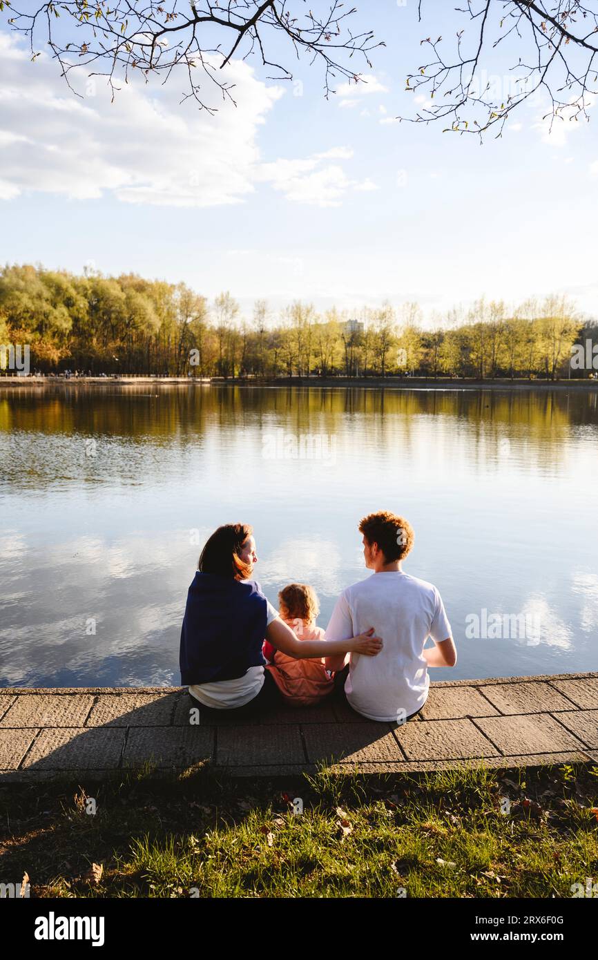 Mutter mit Tochter und Sohn am See im Park Stockfoto