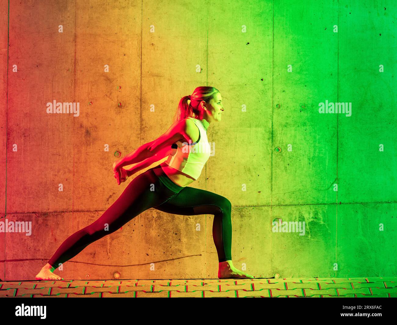 Aktive Frau in der Sportbekleidung, die Yoga praktiziert Stockfoto