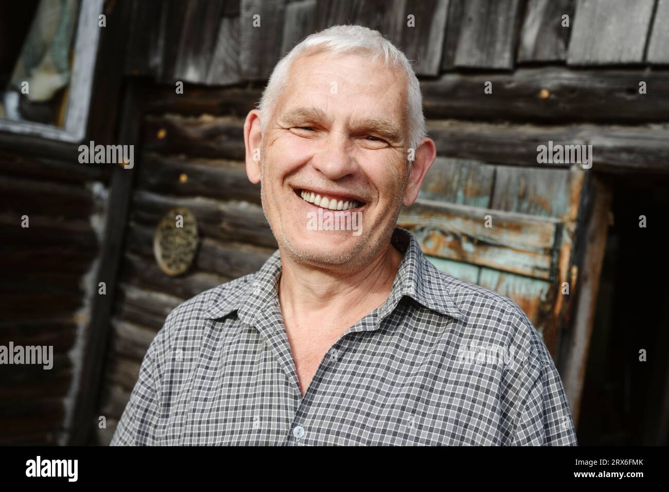 Glücklicher älterer Mann mit grauem Haar Stockfoto