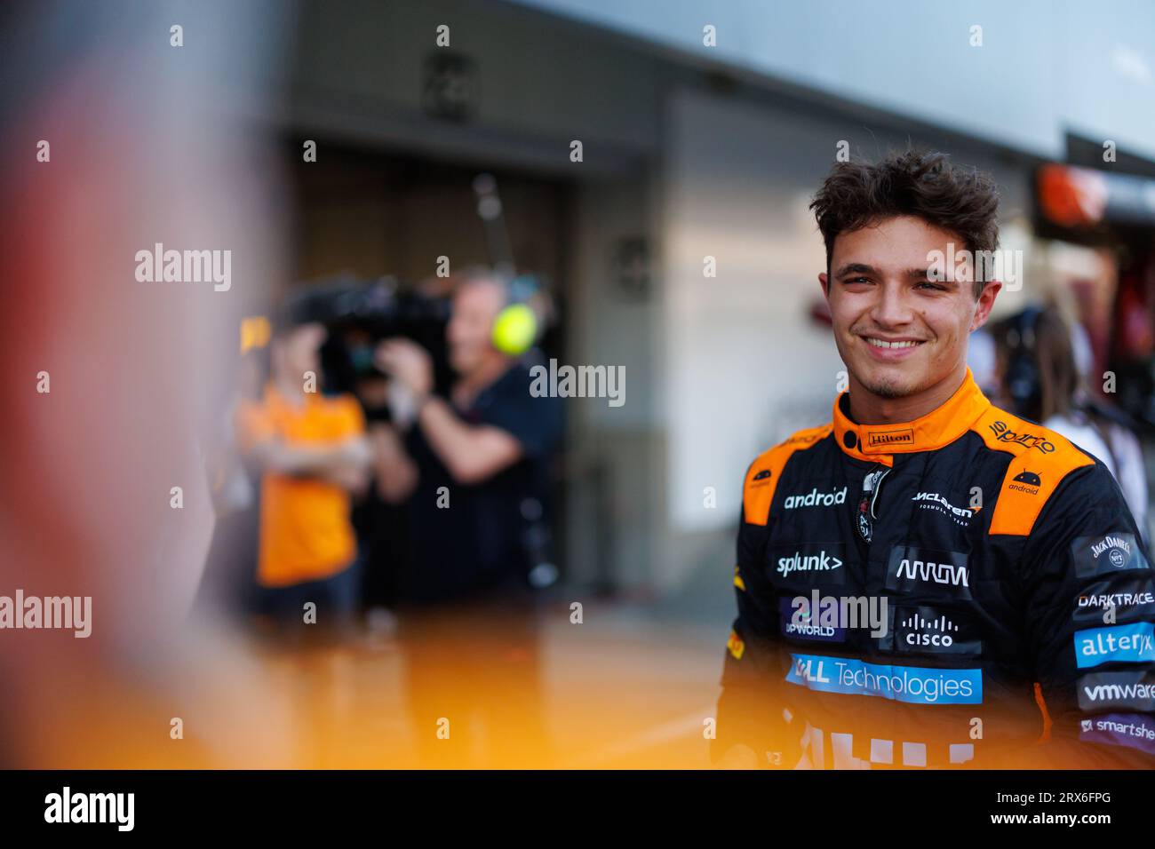 Suzuka Grand Prix Circuit, 23. September 2023: Lando Norris (GBR) vom Team McLaren wird von Zak Brown im Parc Ferme nach dem dritten Qualifying während des Japan Formel 1 Grand Prix 2023 gratuliert. Corleve/Alamy Live News Stockfoto