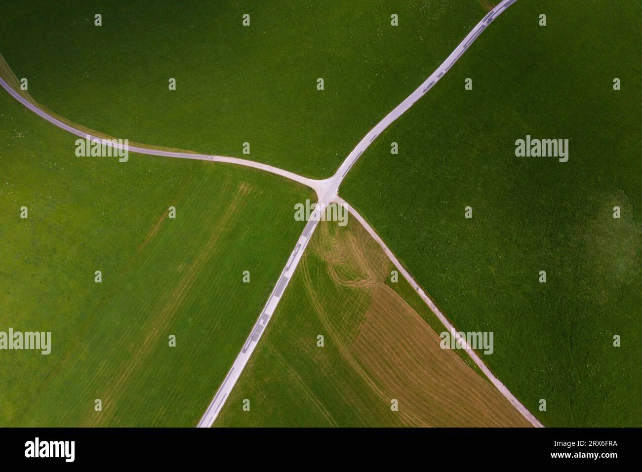 Österreich, Oberösterreich, Drohne Blick auf Kreuzung zwischen grünen Feldern Stockfoto