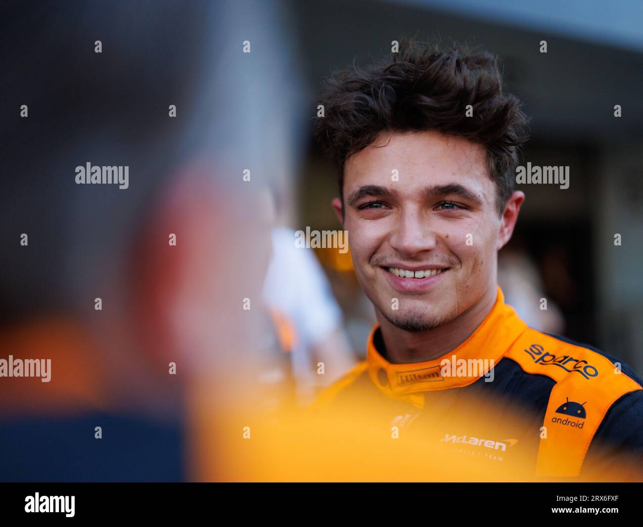 Suzuka Grand Prix Circuit, 23. September 2023: Lando Norris (GBR) vom Team McLaren wird von Zak Brown im Parc Ferme nach dem dritten Qualifying während des Japan Formel 1 Grand Prix 2023 gratuliert. Corleve/Alamy Live News Stockfoto