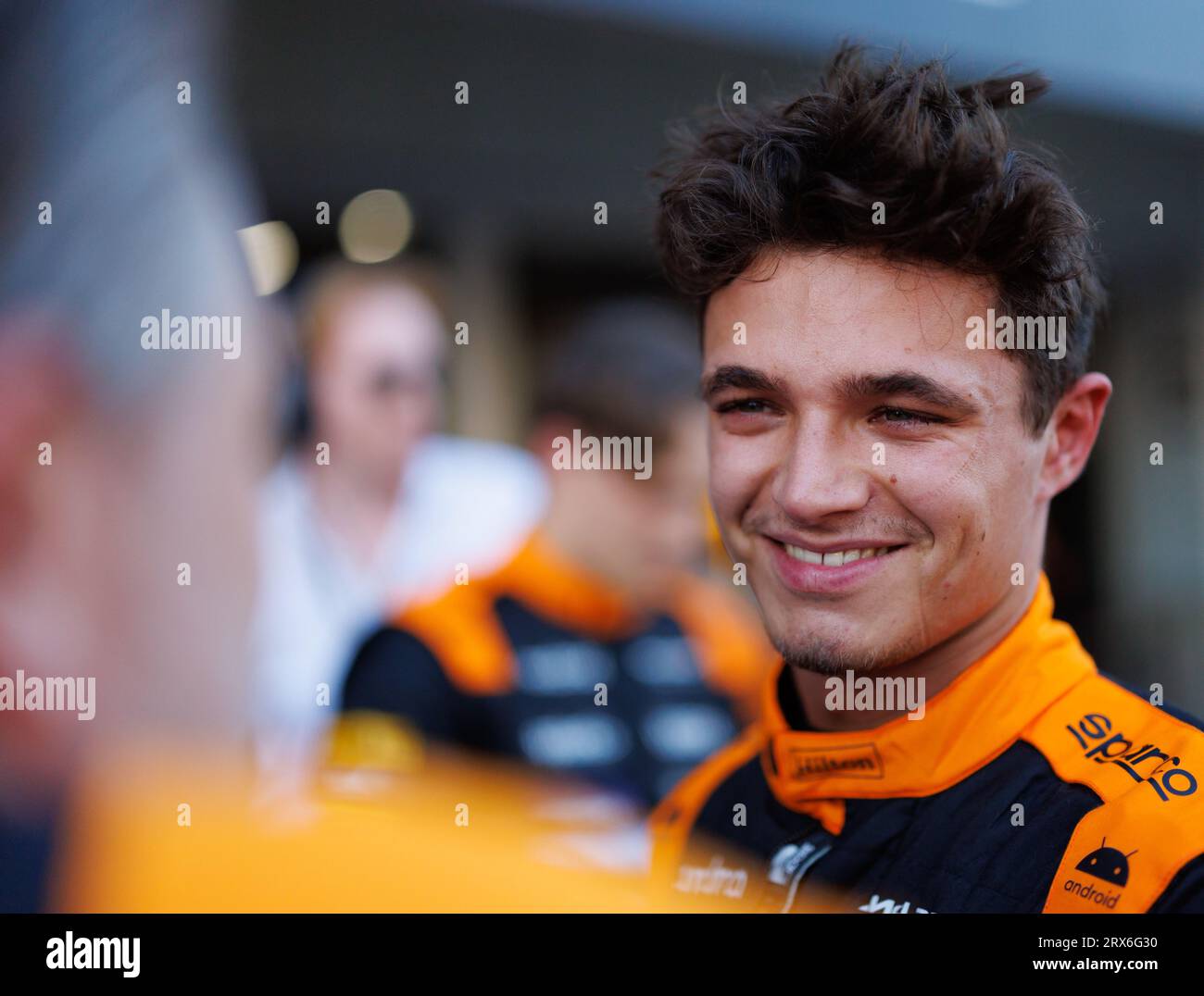 Suzuka Grand Prix Circuit, 23. September 2023: Lando Norris (GBR) vom Team McLaren wird von Zak Brown im Parc Ferme nach dem dritten Qualifying während des Japan Formel 1 Grand Prix 2023 gratuliert. Corleve/Alamy Live News Stockfoto