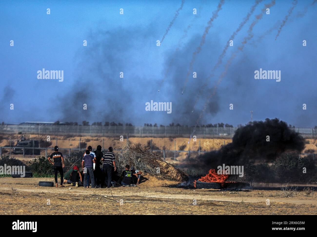 Gaza, Palästina. September 2023. Tränengaskanister, die von israelischen Sicherheitskräften auf palästinensische Demonstranten entlang der Grenze zu Israel, östlich von Khan Yunis, südlich des Gazastreifens, geschossen wurden. Quelle: SOPA Images Limited/Alamy Live News Stockfoto