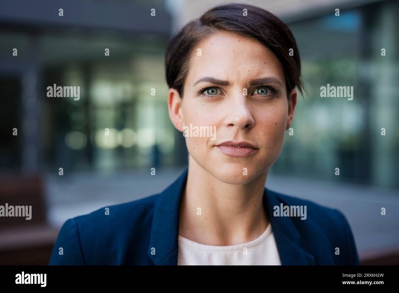 Geschäftsfrau mit kurzen Haaren und grauen Augen Stockfoto