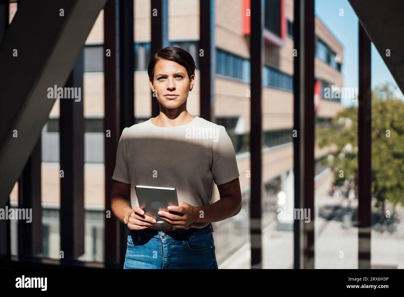 Geschäftsfrau mit Tablet-PC am Arbeitsplatz Stockfoto