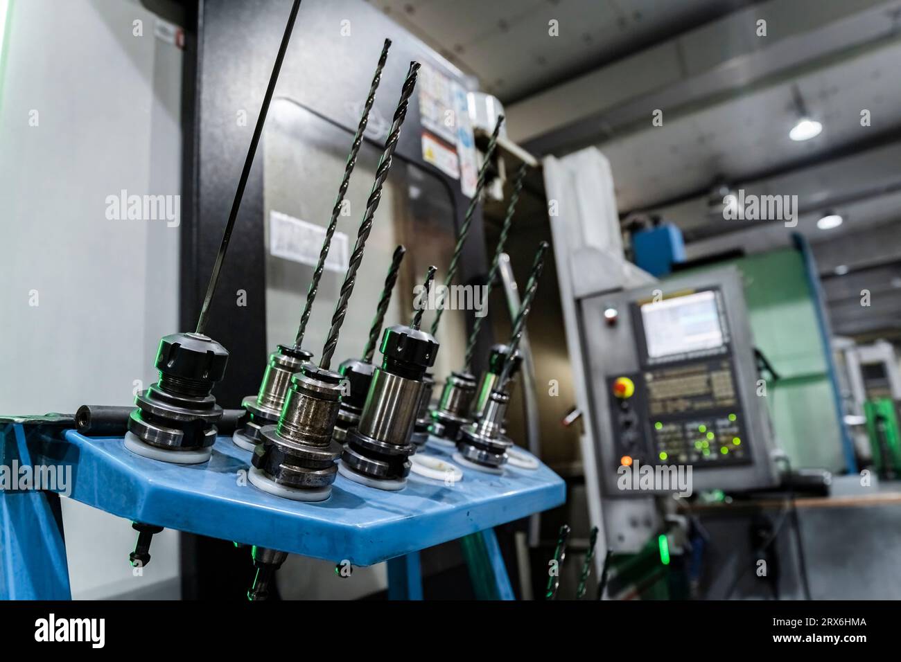 Bohrer an Maschinen in der Metallfabrik Stockfoto