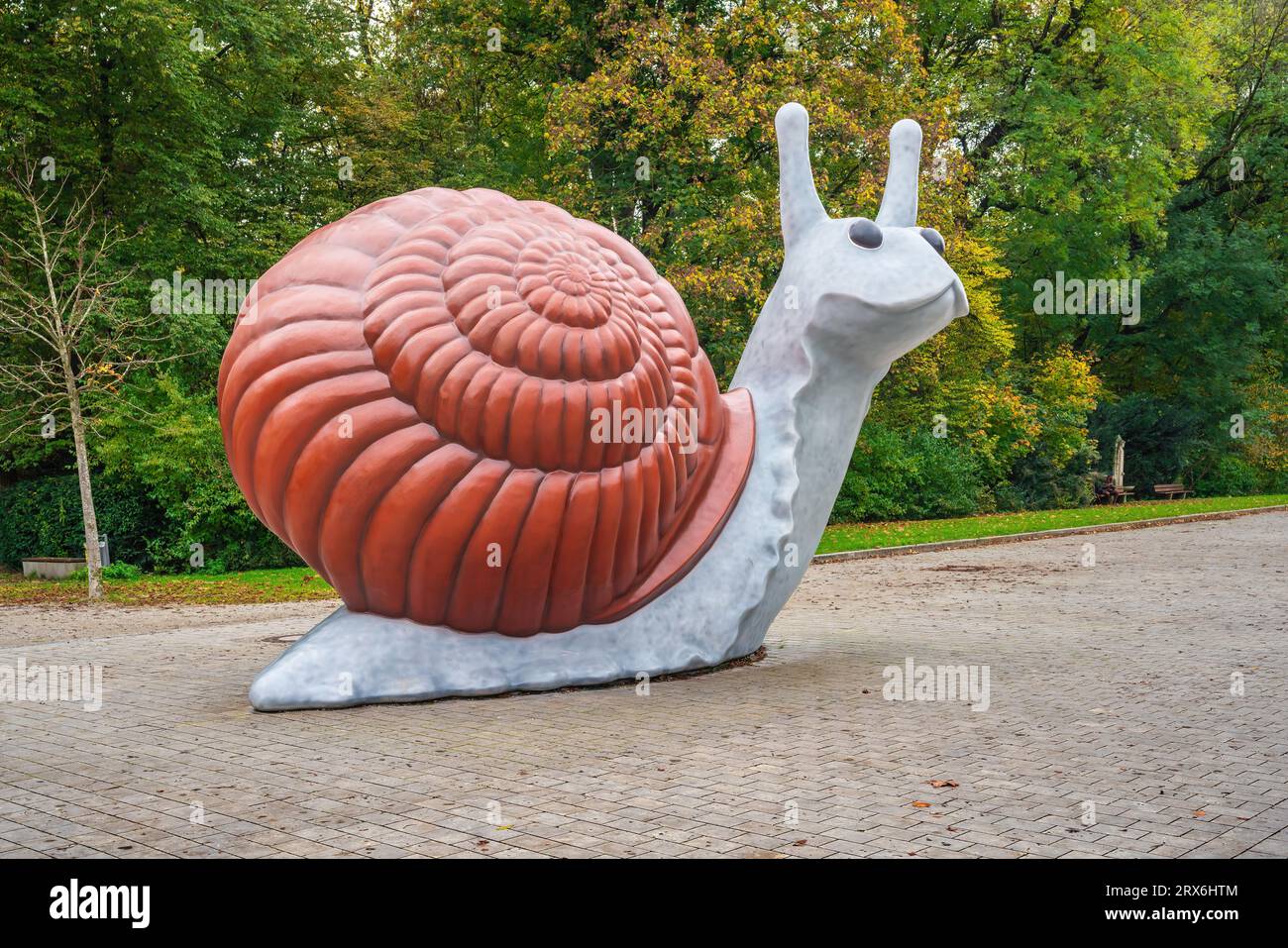 Sweet Brown Snail Sculpture im Bavariapark - München, Bayern, Deutschland Stockfoto