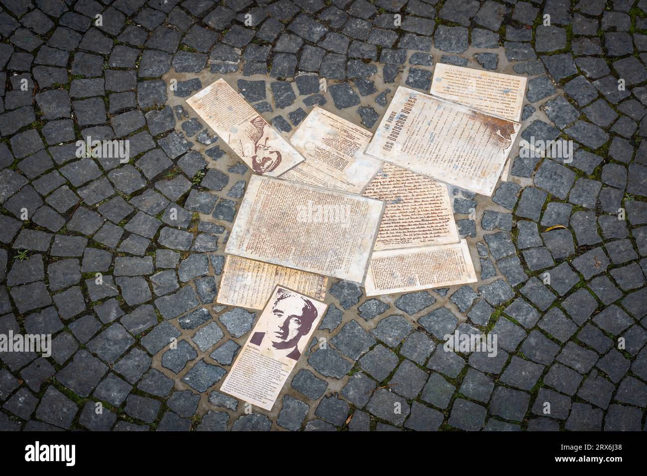 White Rose Memorial - Anti-Nazi-Widerstandsbriefe am Geschwister-Scholl-Platz - München, Bayern, Deutschland Stockfoto