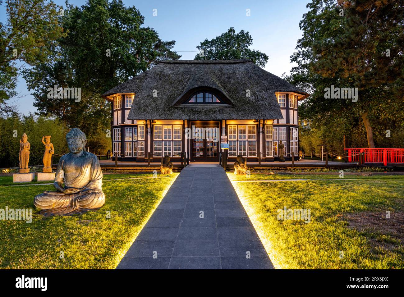 Deutschland, Schleswig-Holstein, Timmendorfer Strand, Mikado Garten bei Dämmerung Stockfoto