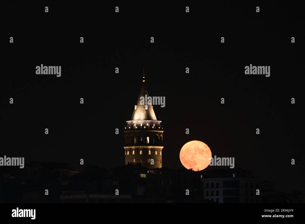 Galatenturm mit Vollmond bei Nacht. Dunkle Istanbul-Themenfotografie. Selektiver Fokus enthalten. Offener Bereich. Stockfoto