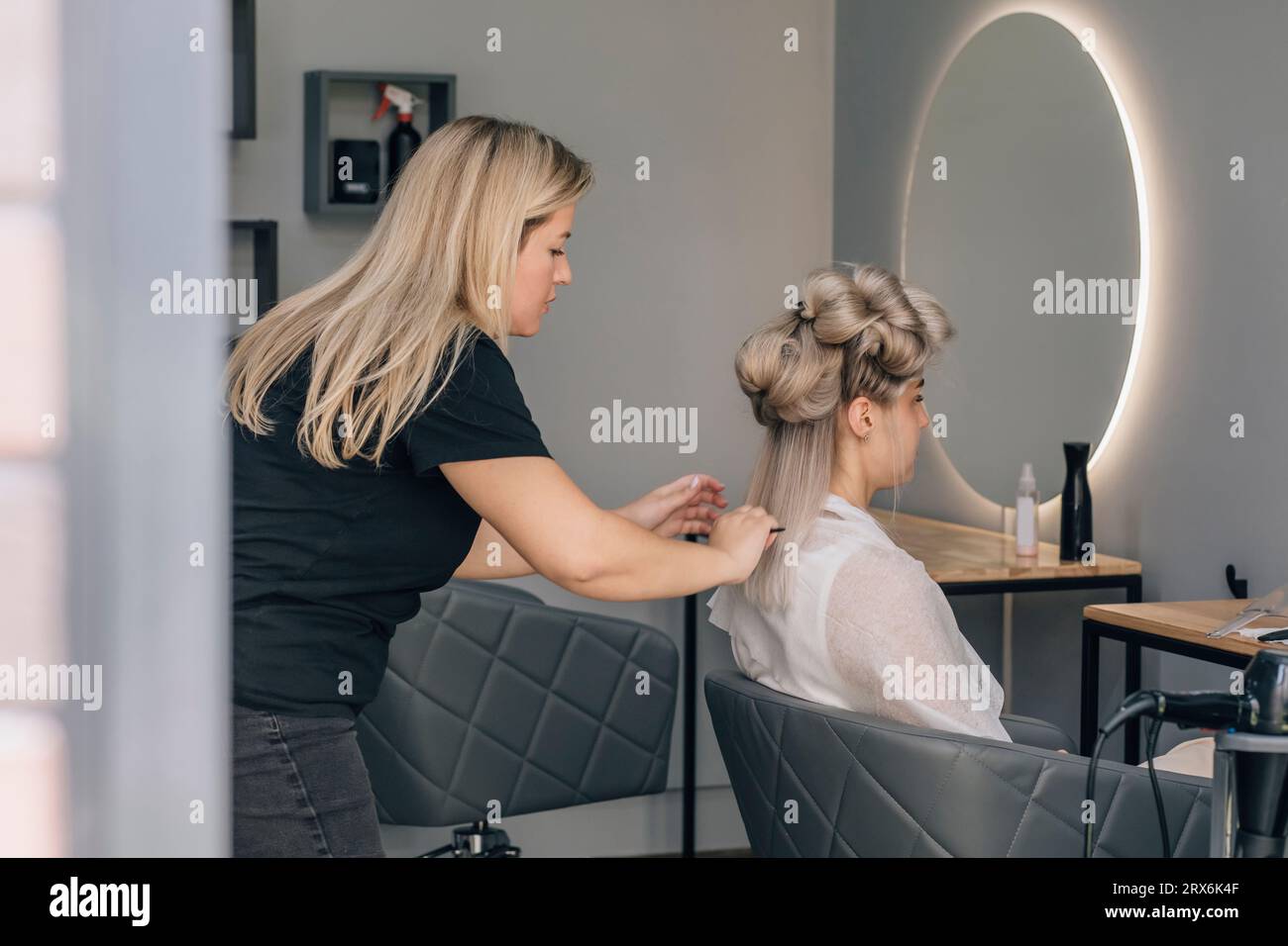 Friseur In Der Nähe Von Meinem Standort Der runde salon -Fotos und -Bildmaterial in hoher Auflösung – Alamy