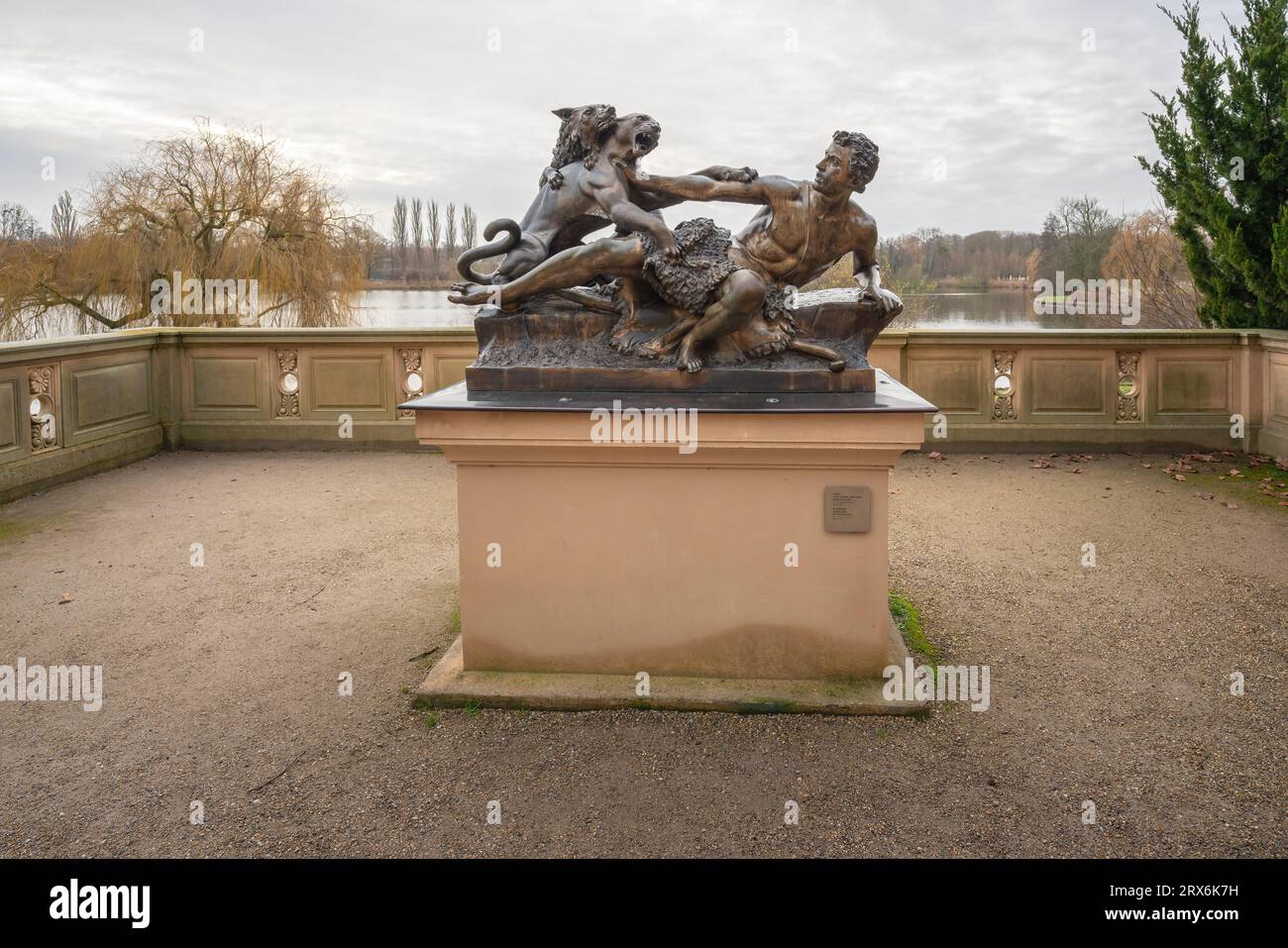 Hirte angegriffen durch eine Panther-Skulptur im Schweriner Burggarten (Schwerin) Stockfoto