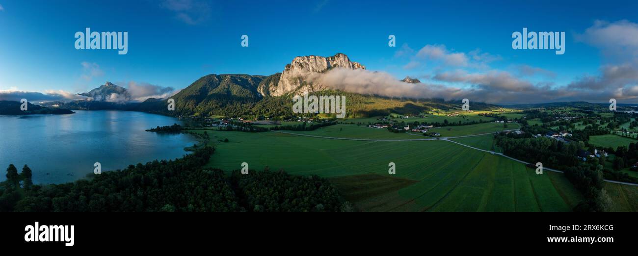 Österreich, Oberösterreich, Sankt Lorenz, Drone Panorama von Dorf und umliegender Landschaft bei Nebelaufgang Stockfoto