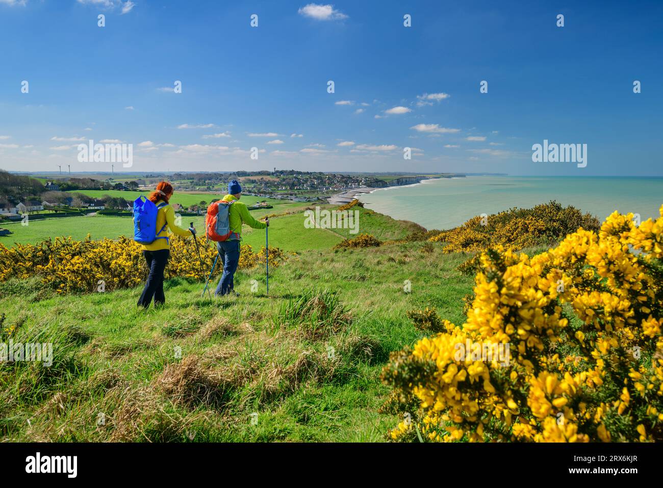 Mann und Frau wandern auf Kreidefelsen unter bewölktem Himmel Stockfoto