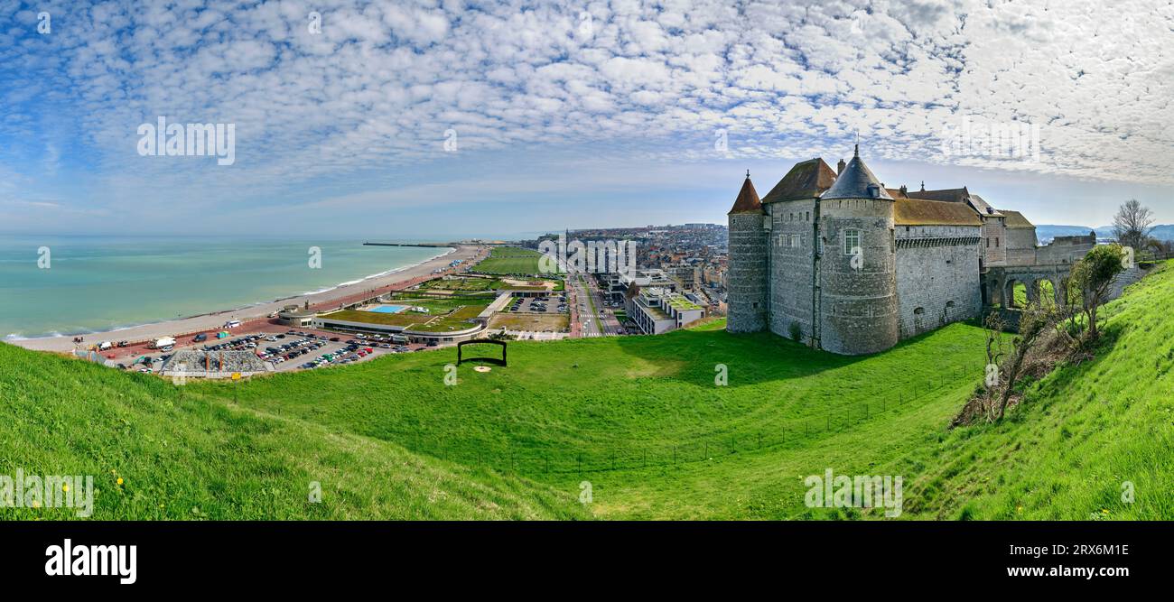 Burg mit Stadt in der Nähe des Meeres unter wolkendem Himmel Stockfoto