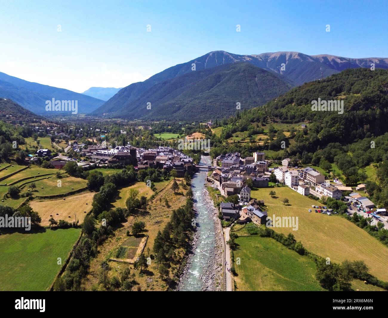 Spanien, Aragon, Broto, Luftansicht auf den Fluss Ara und das umgebende Dorf im Sommer Stockfoto