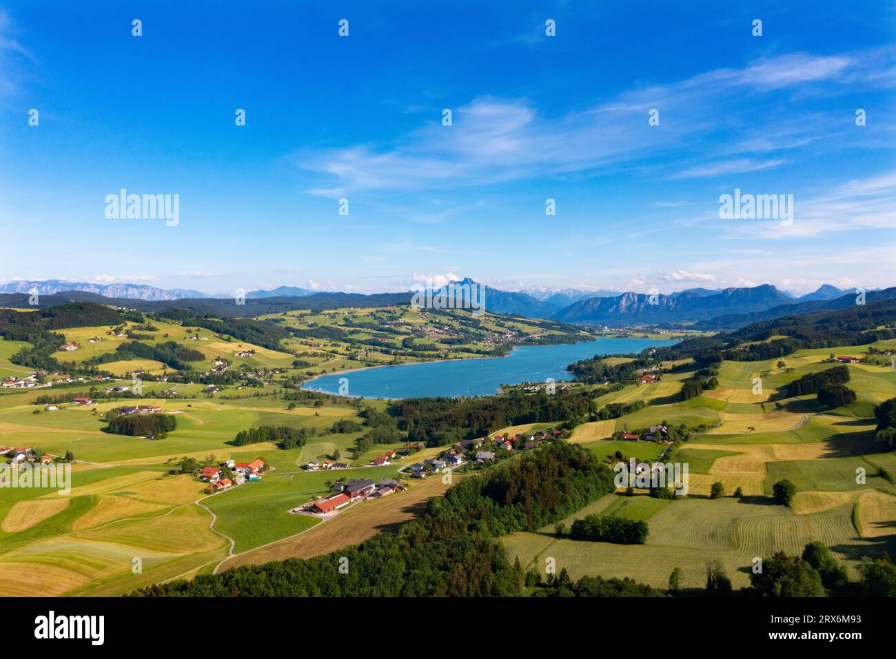 Österreich, Oberösterreich, Dröhnblick auf die ländliche Landschaft rund um den Irrsee im Sommer Stockfoto