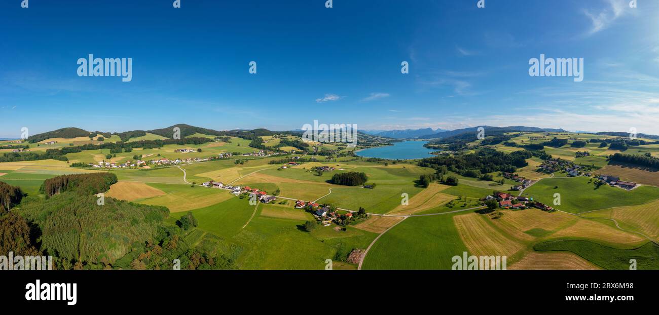 Österreich, Oberösterreich, Drone Panorama der ländlichen Landschaft rund um den Irrsee im Sommer Stockfoto