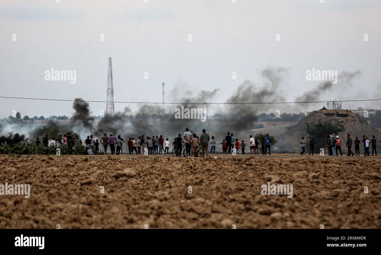 Palästinensische Demonstranten, die während der Konfrontationen mit israelischen Sicherheitskräften entlang der Grenze zu Israel, östlich von Khan Yunis, im südlichen Gazastreifen, beobachtet wurden. (Foto von Yousef Masoud/SOPA Images/SIPA USA) Stockfoto